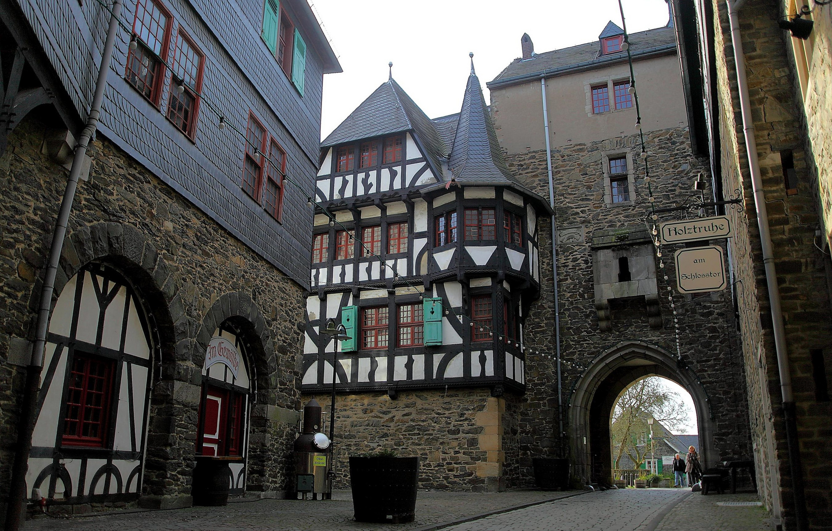 der Zugang zum Schloss Burg