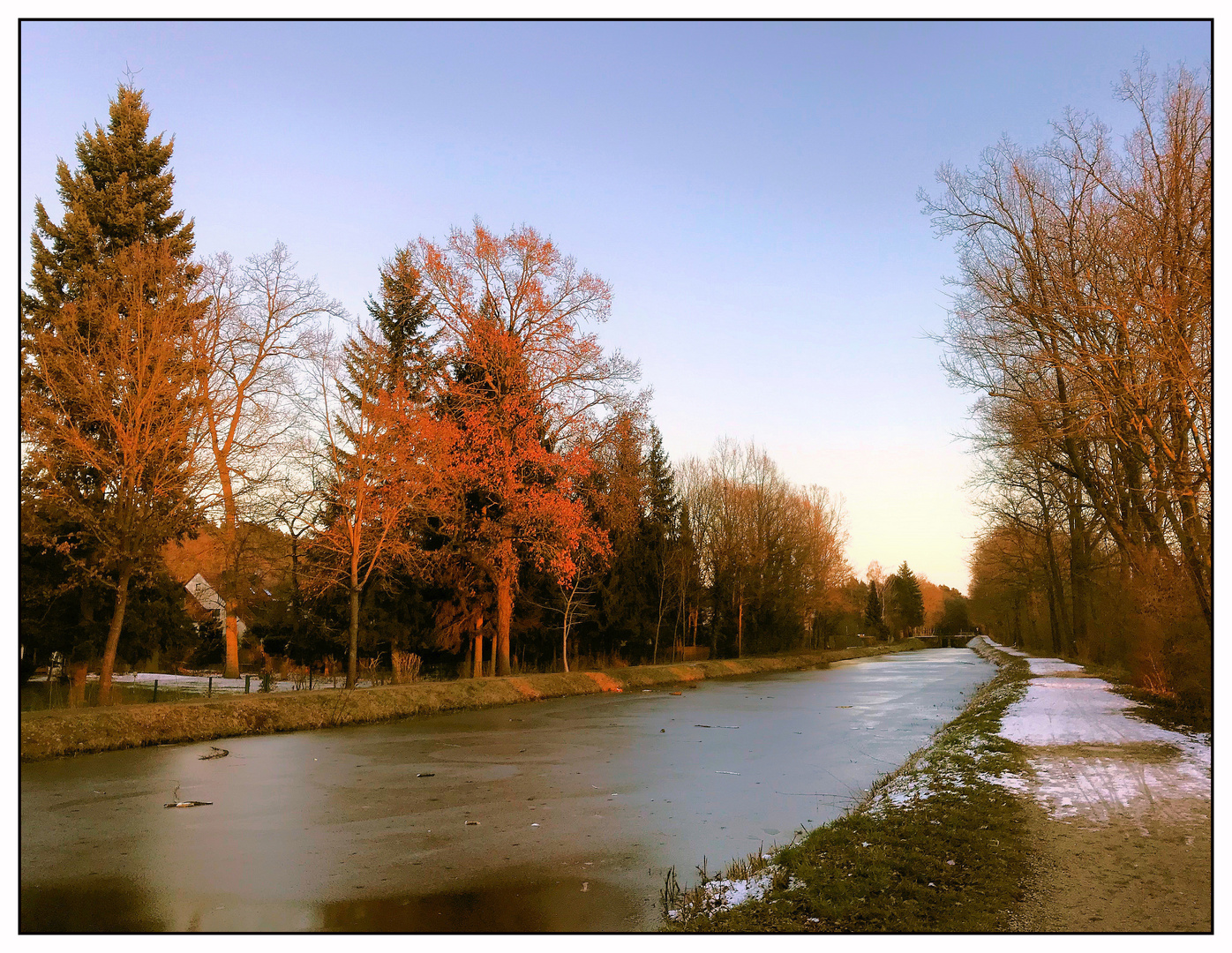 Der zugefrorene Kanal