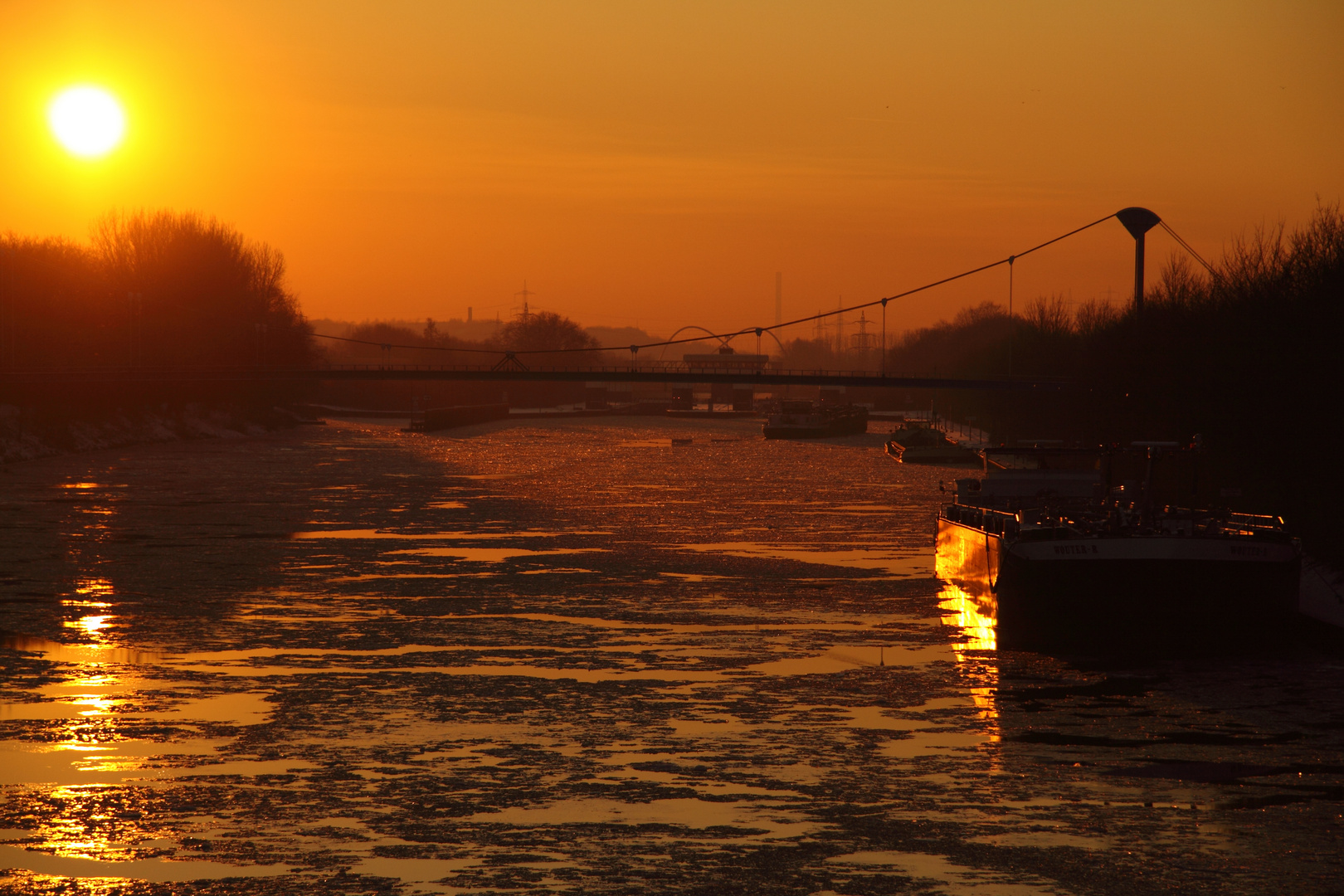 Der zugefrorene Rhein-Herne-Kanal im Sonnenuntergang