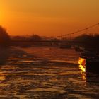 Der zugefrorene Rhein-Herne-Kanal im Sonnenuntergang