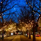 Der zunehmende Mond über der festlich beleuchteten Promenade Frauenfeld