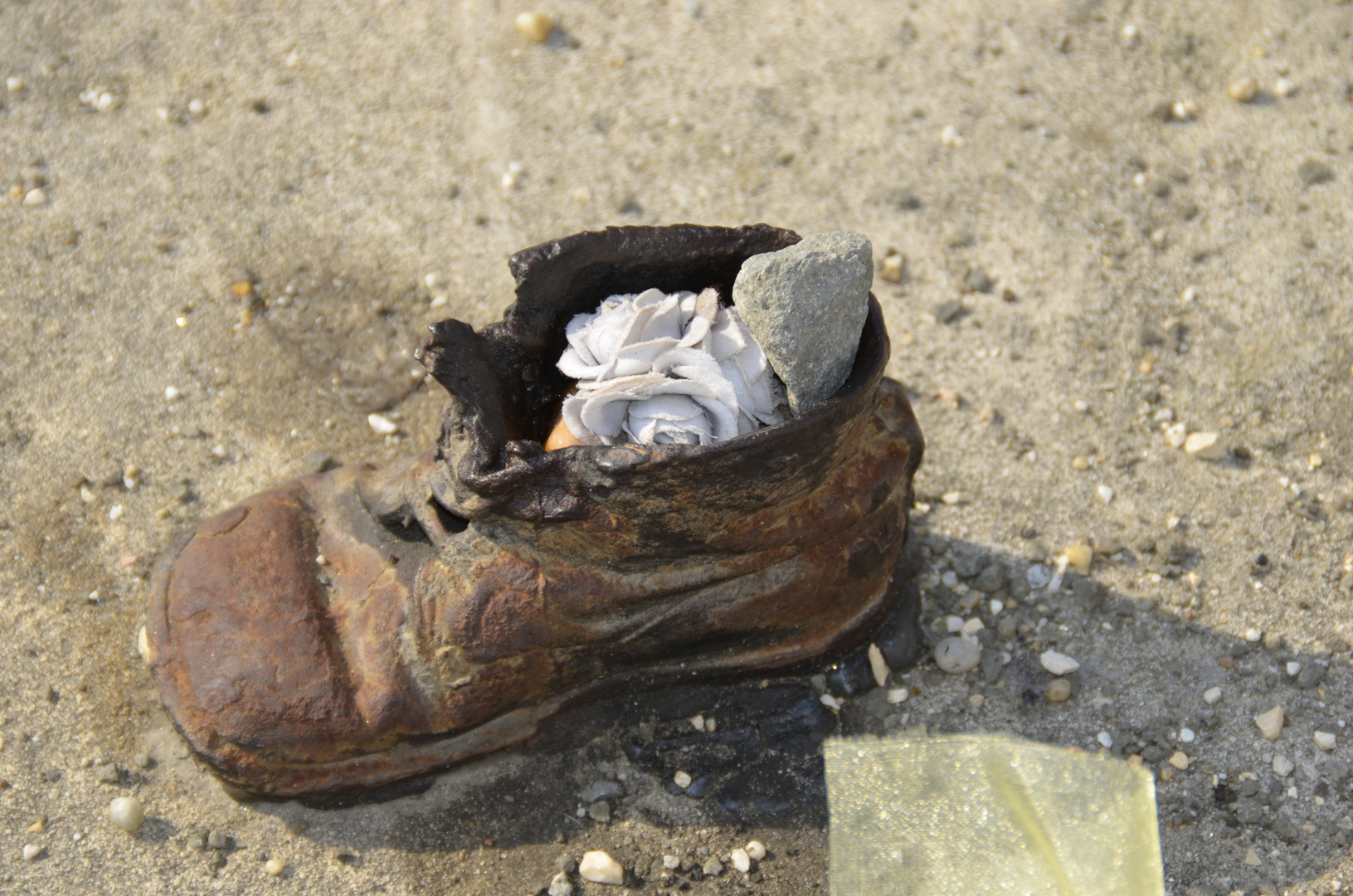 Der zurück gebliebene Schuh (Objekt aus Metall)