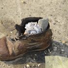 Der zurück gebliebene Schuh (Objekt aus Metall)