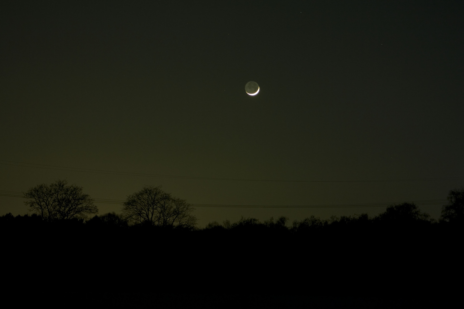 Der zwei Tage alte Mond in der Hamburger Lichtglocke