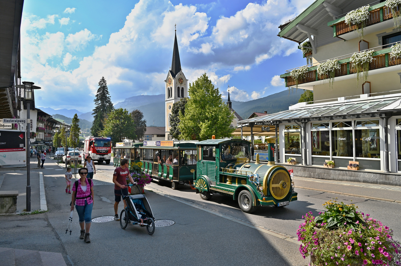 der zweite Zug mit Hochzeitsgästen