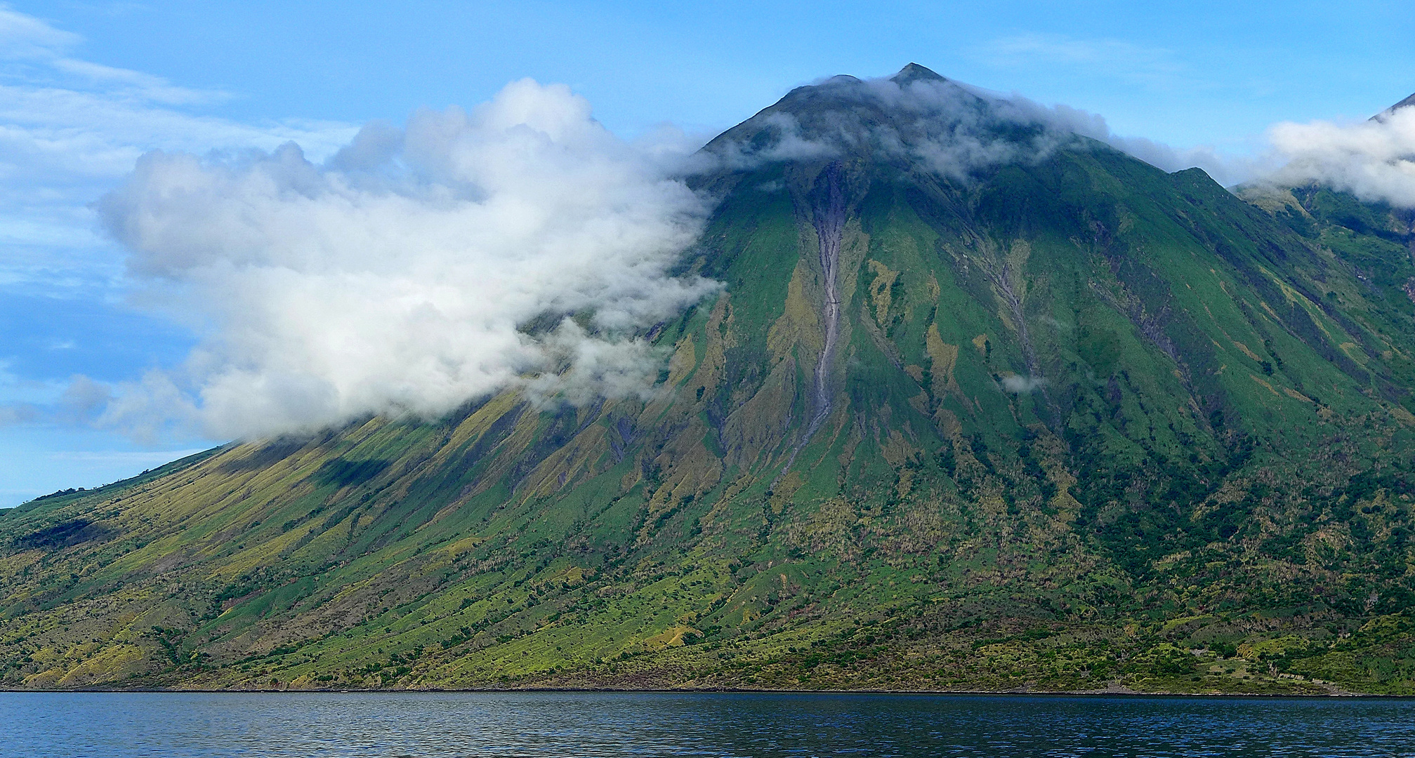 Der Zwillingsvulkan Sangeang der kleinen Sundainseln/Indonesien