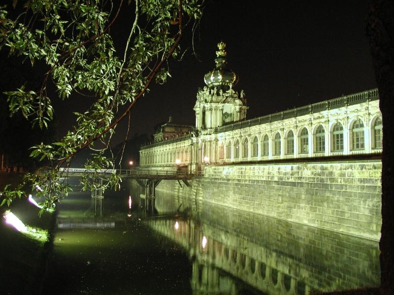 Der Zwinger bei Nacht.