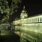 Der Zwinger bei Nacht.