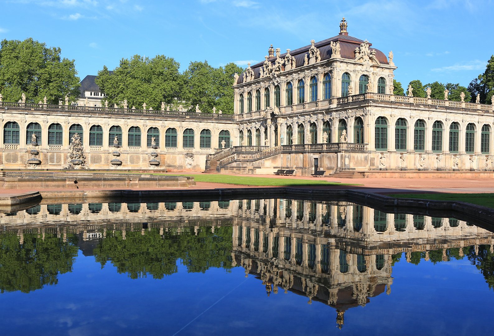 Der Zwinger Im Spiegel 