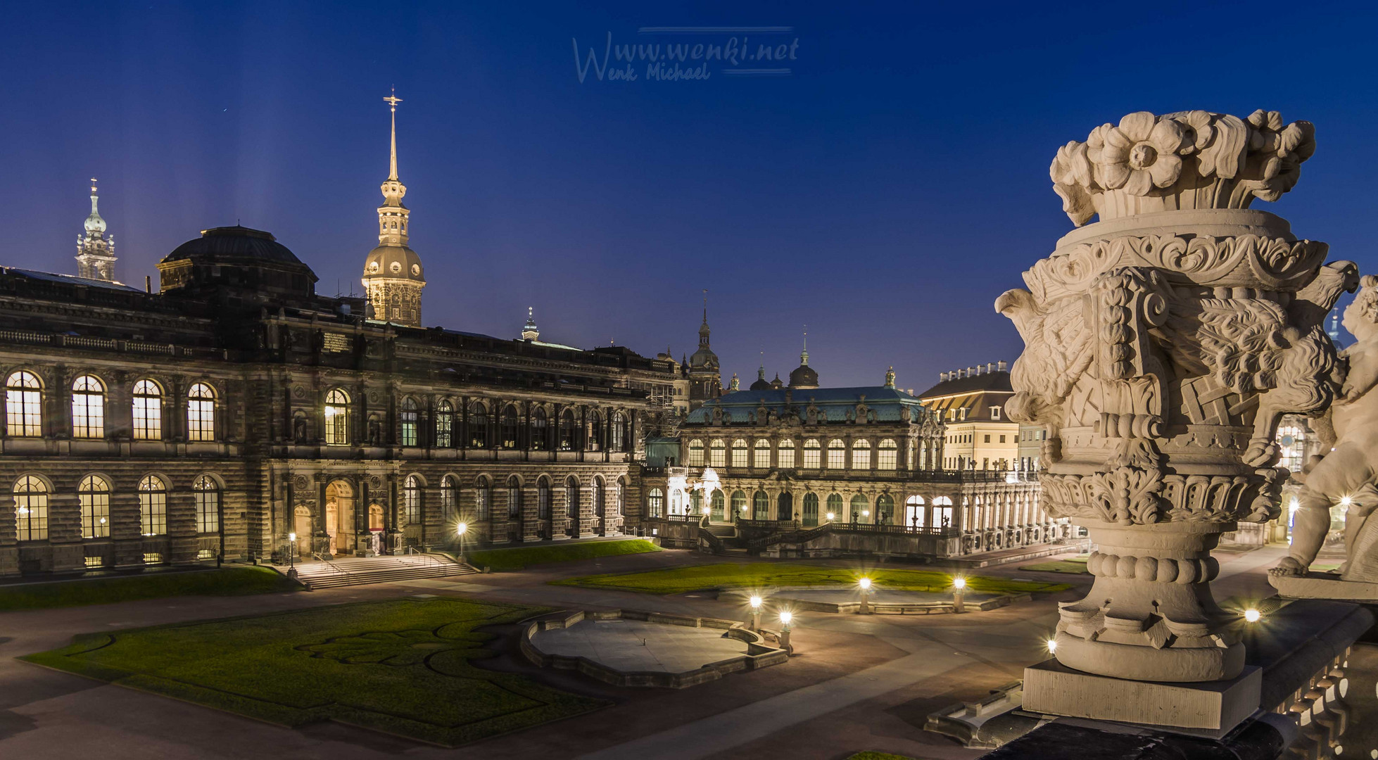 Der Zwinger in Dresden bei Nacht.