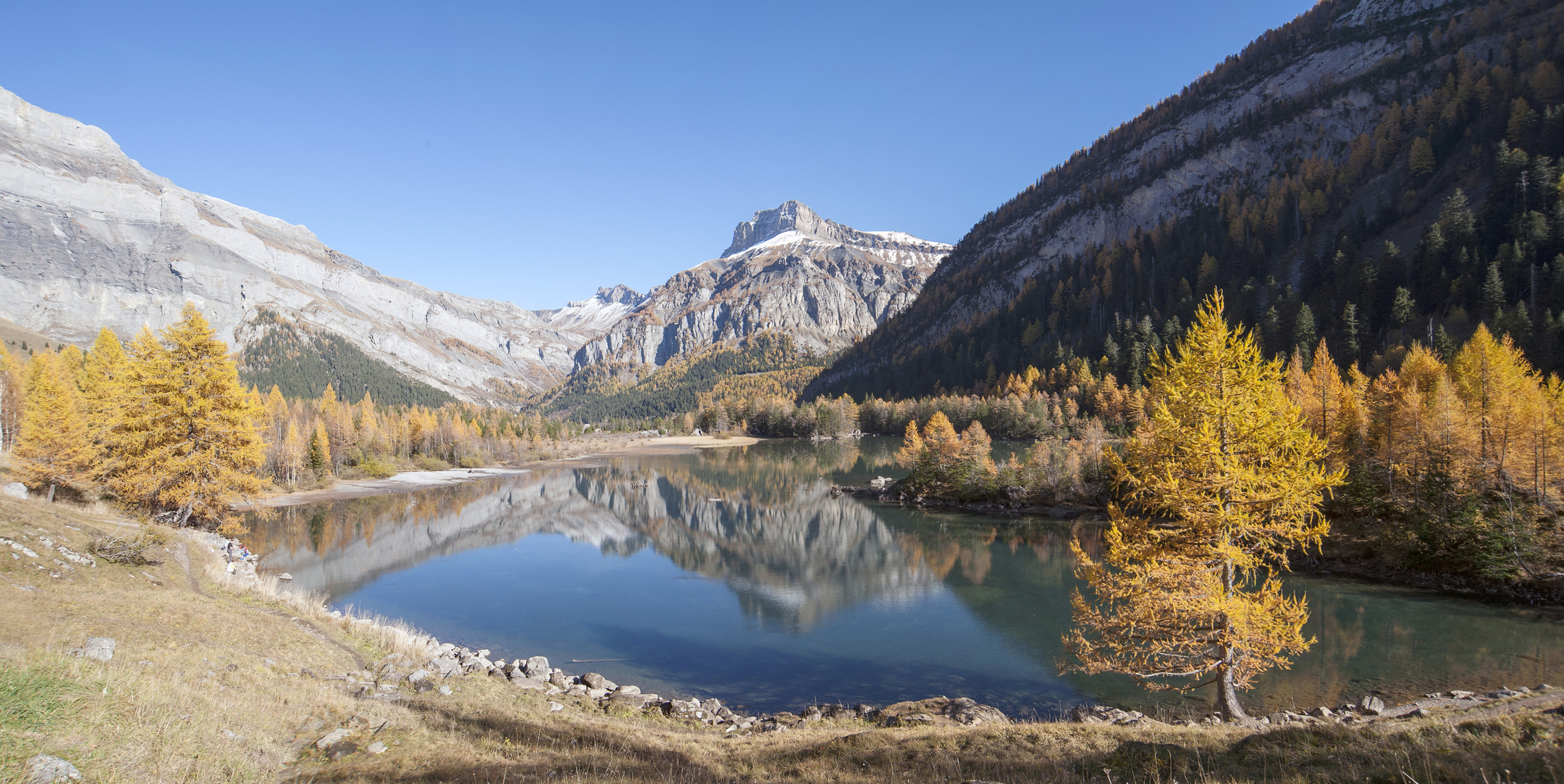 Derborence , le lac et son ecrin