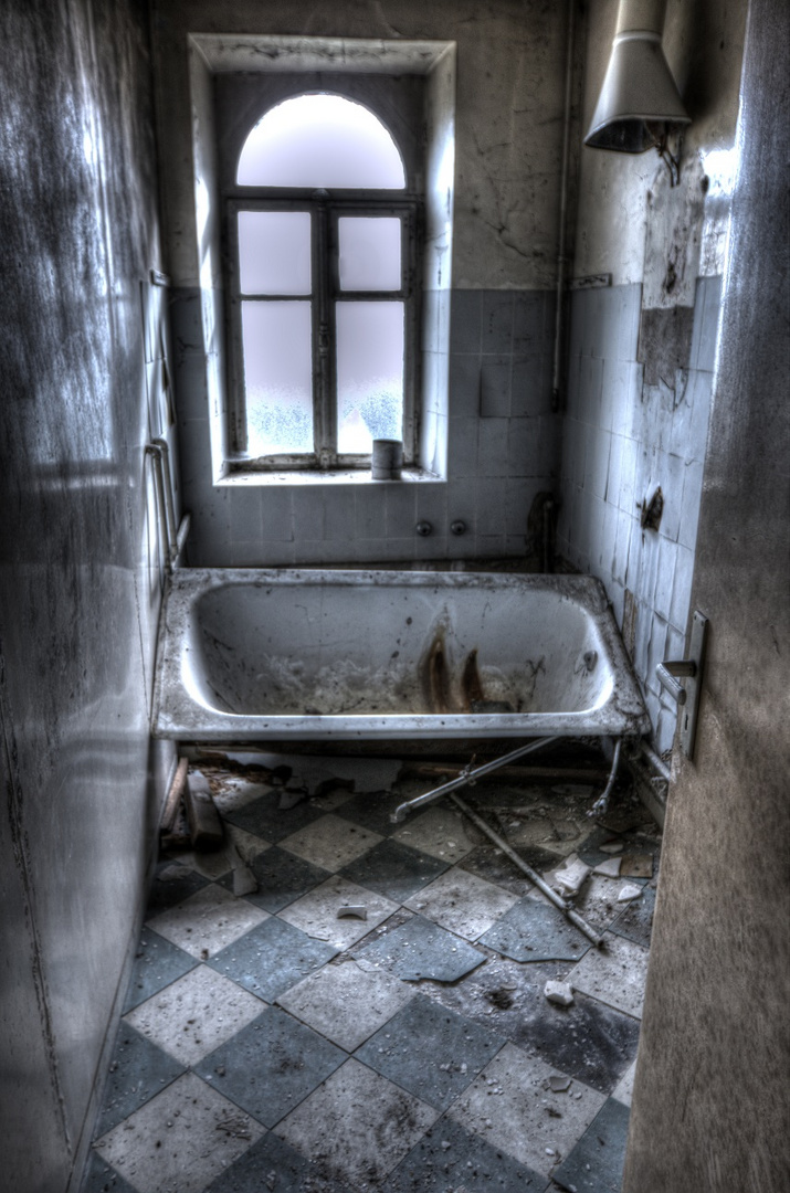 DERELICTED BATH TUB