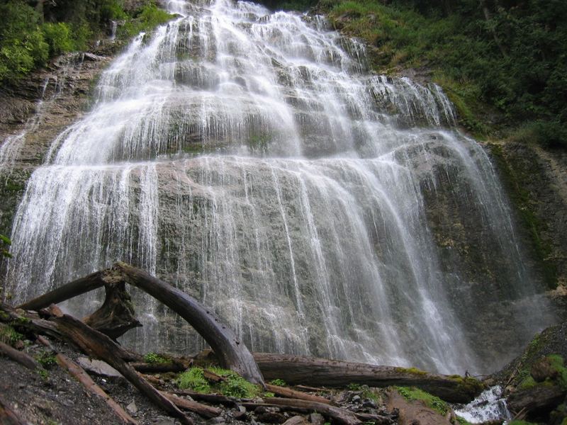 Deringate Waterfalls(Brautschleier Wasserfälle)