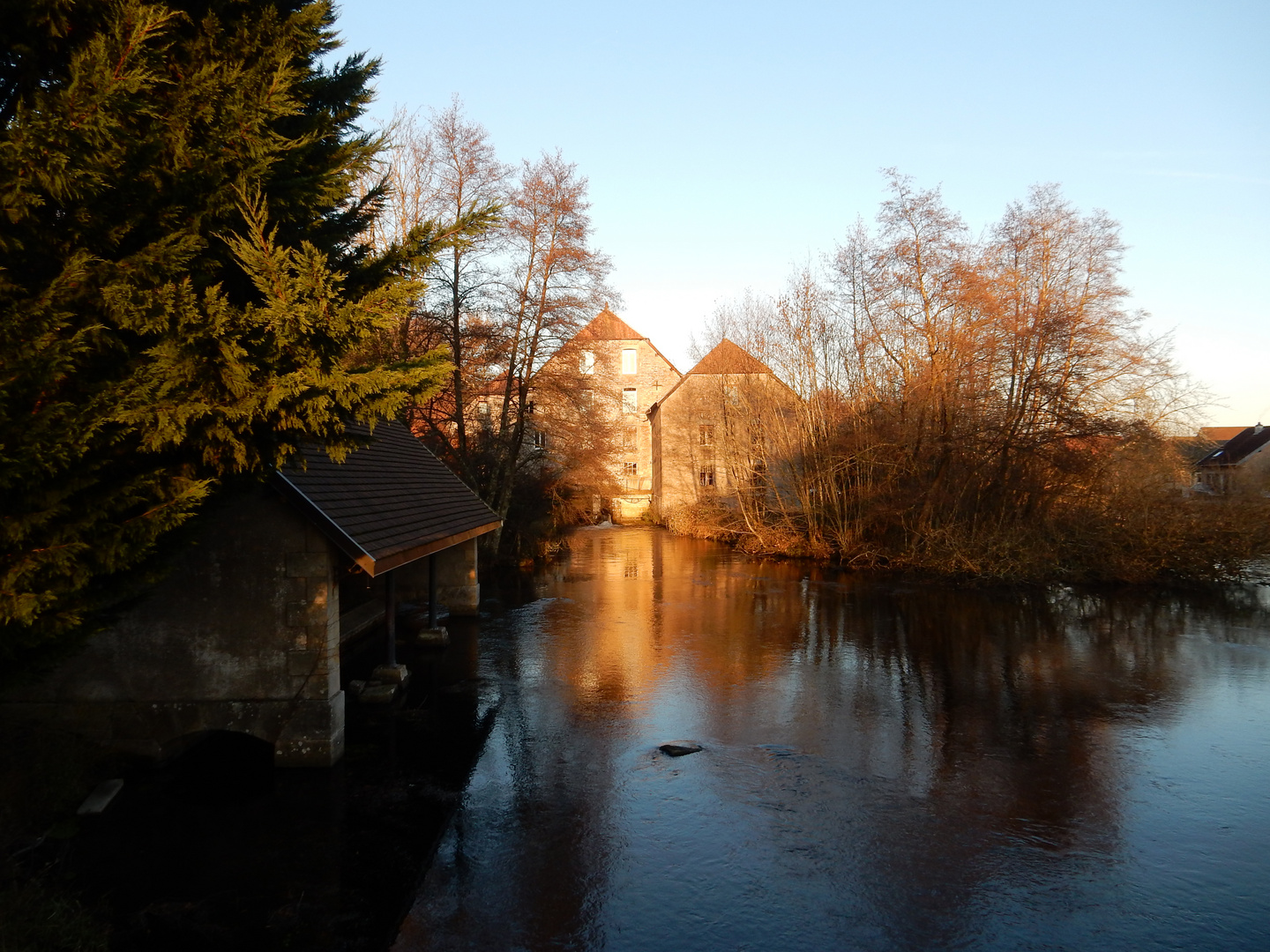 Dernières lueurs de l'automne sur le moulin 