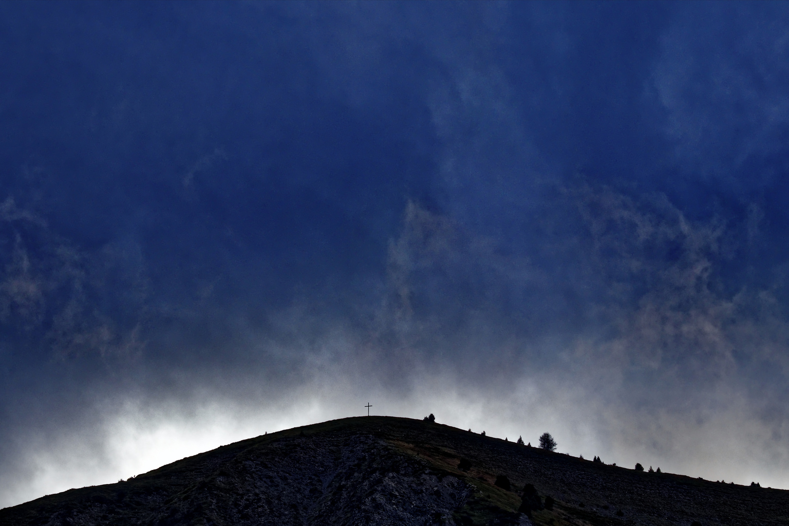 Dernières lueurs du jour sur la croix de Tournel ( 1800m...Hautes-Alpes )