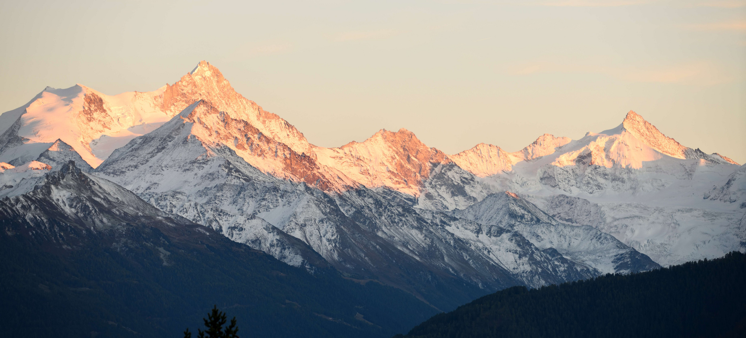 Derniers rayons de soleil sur les Alpes valaisannes ...