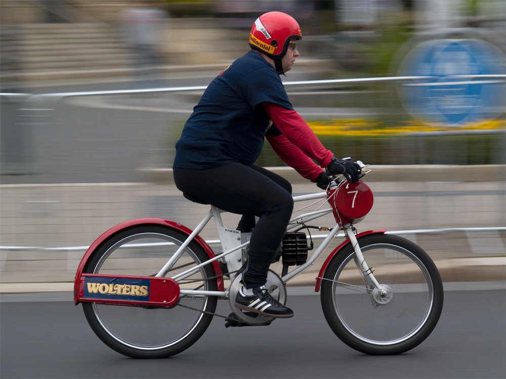 Dernyfahrer beim Straßenrennen