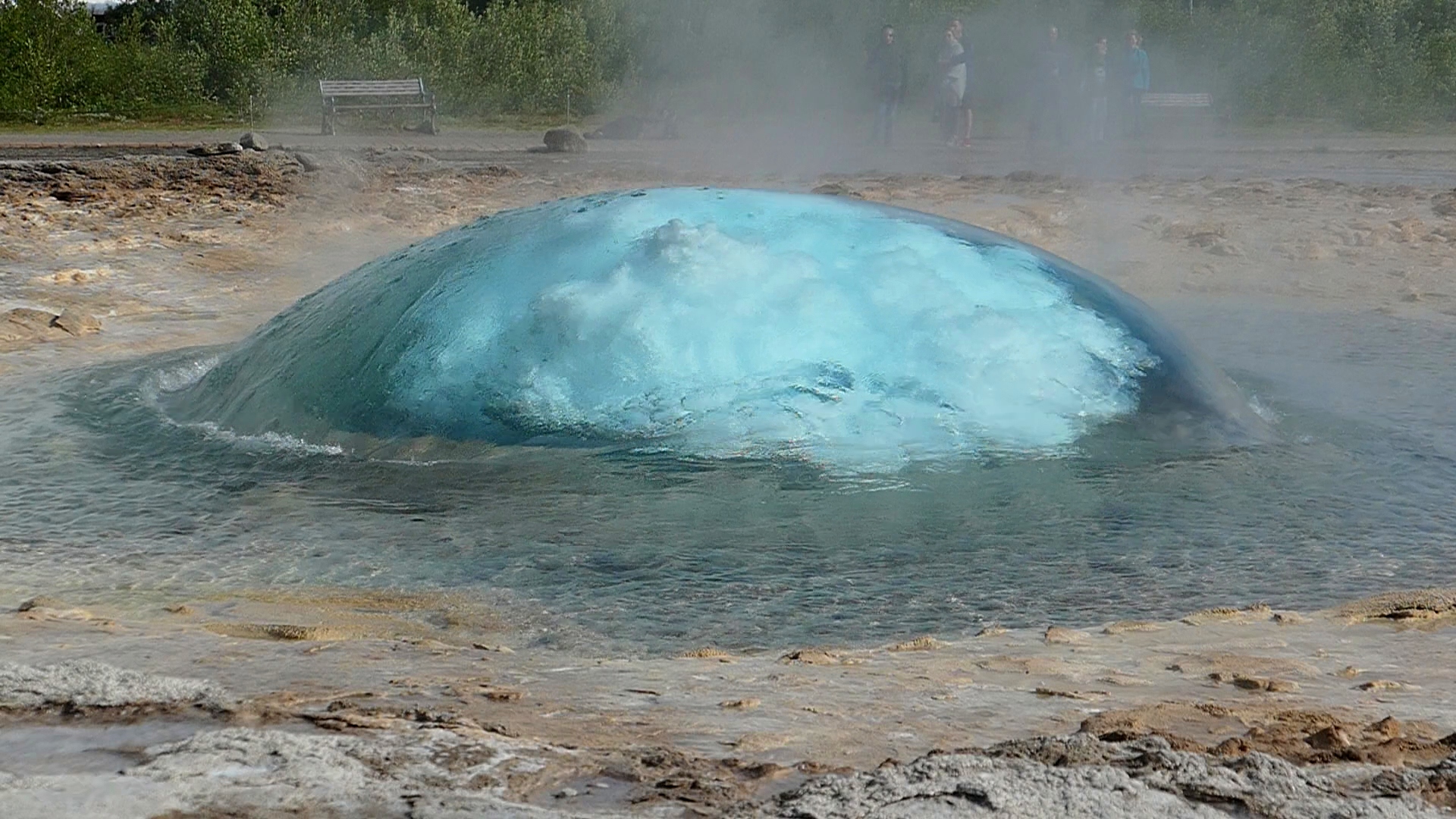 Derr Geysir kurz vor dem Ausbruch.