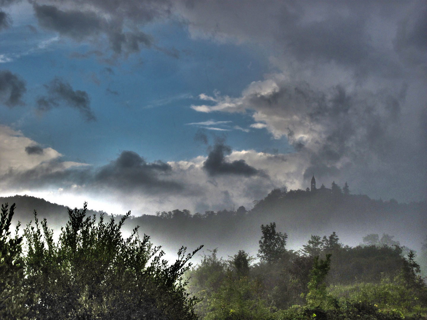 derrière le brouillard