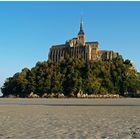 derrière le Mont-Saint-Michel