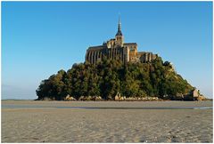 derrière le Mont-Saint-Michel