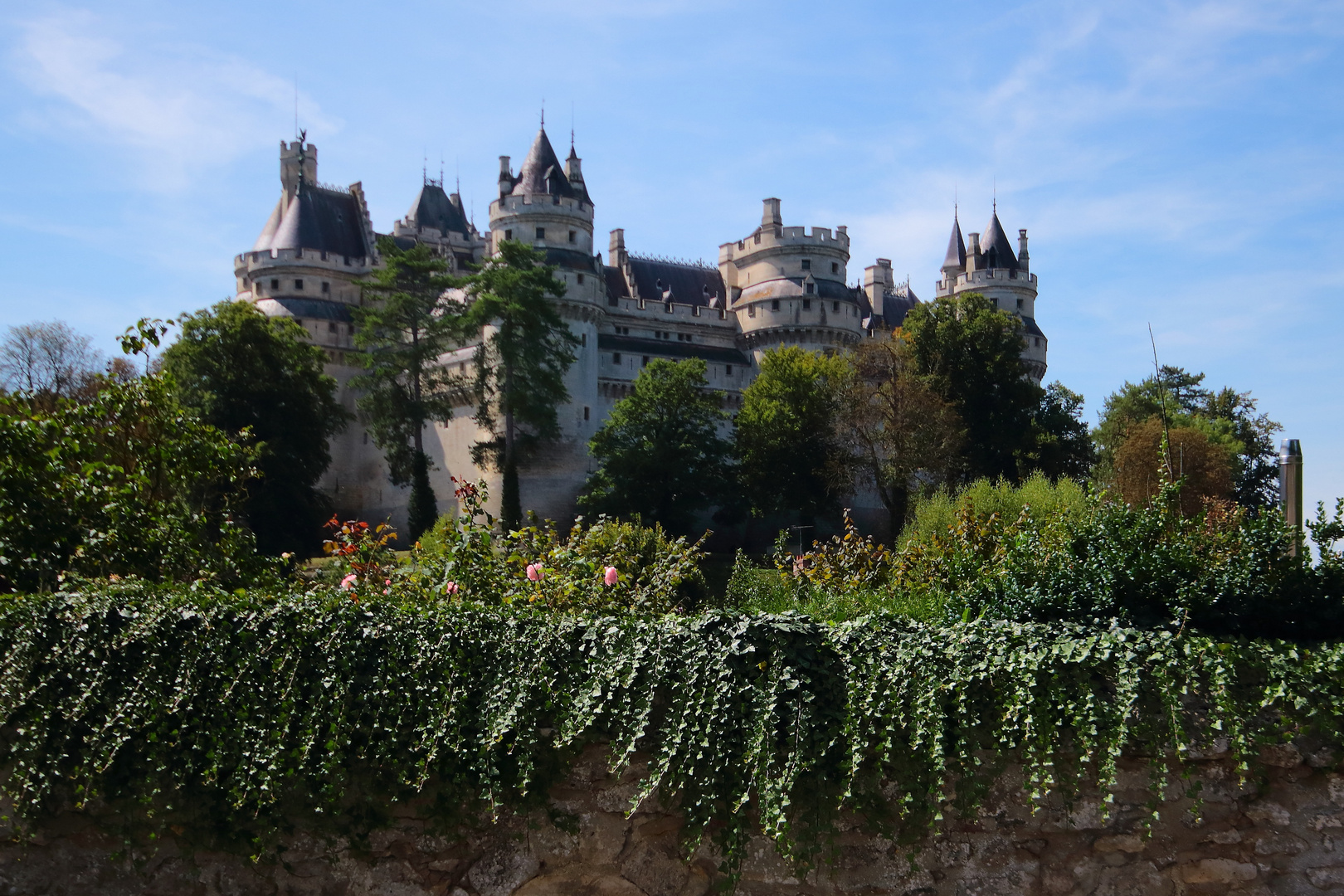 derrière le vieux mur