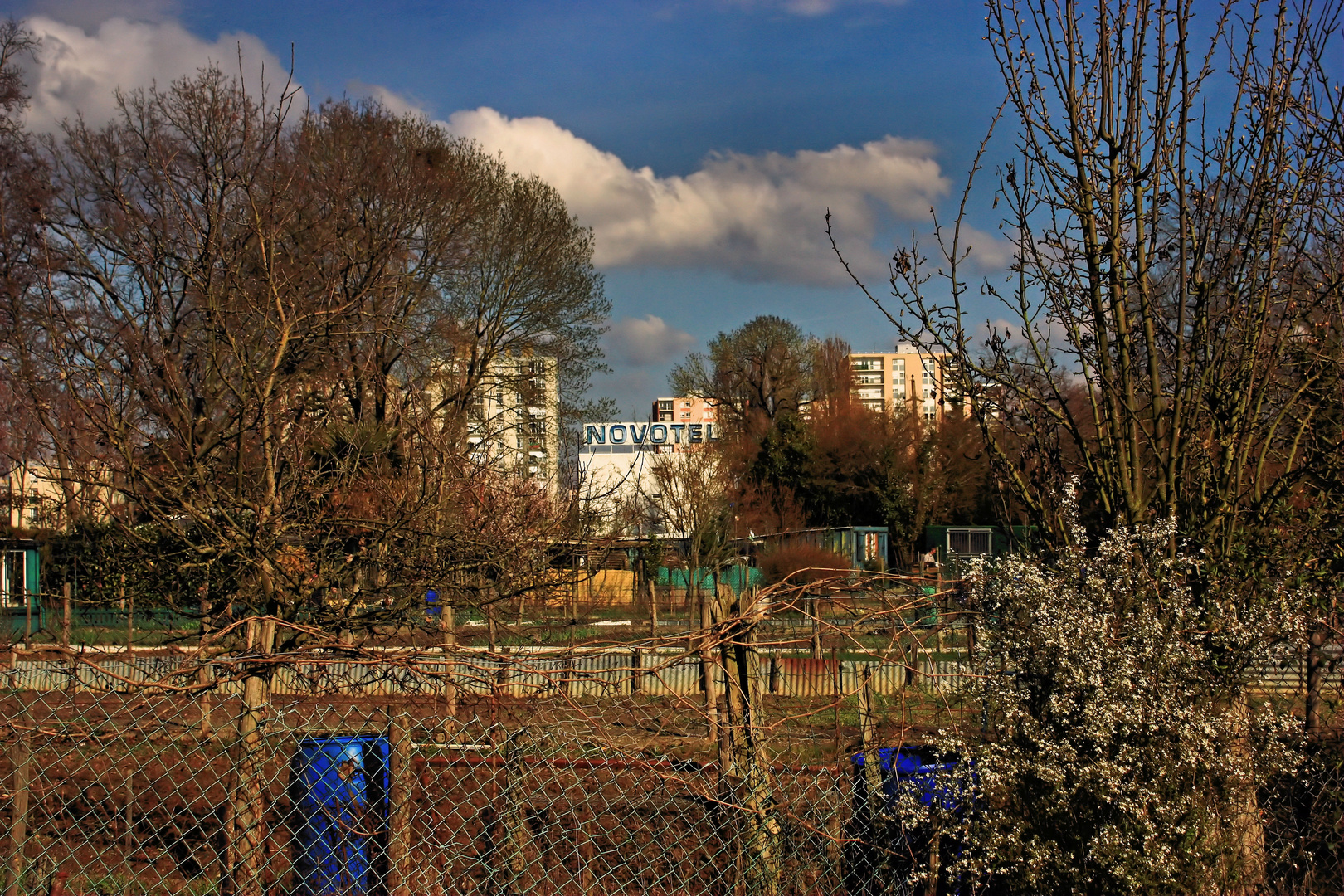 Derrière l'hotel