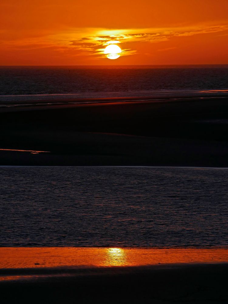 Derselbe feurige Sonnenuntergang vom 11.03.20, etwas früher kurz vor dem Touch-down mit Spiegelung