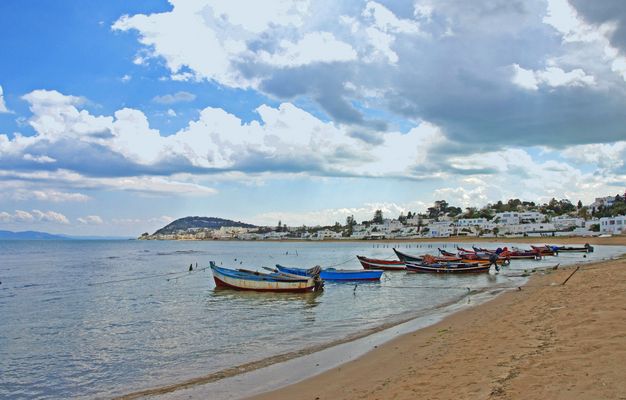 Des barques sur la plage de La Marsa