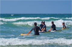 Des bleus (du surf) sur mer bleue