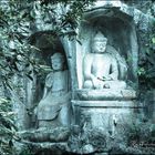 Des Bouddhas sculptés dans la roche dans l'enceinte du temple de Lingyin
