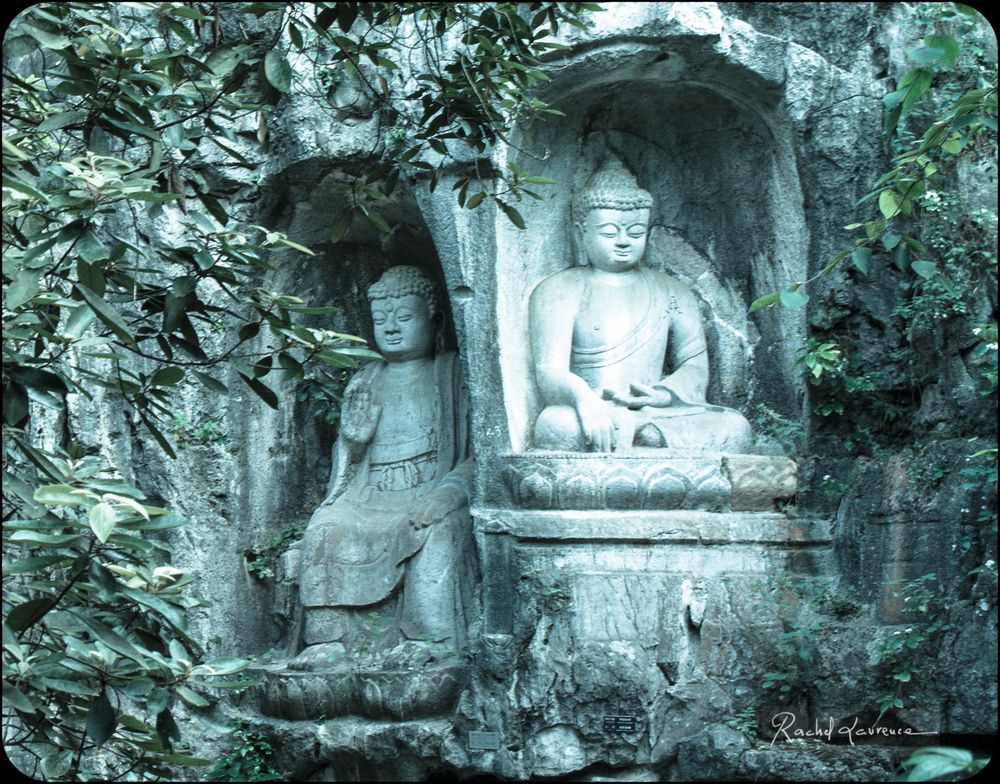 Des Bouddhas sculptés dans la roche dans l'enceinte du temple de Lingyin