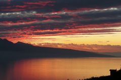 des braises dans le ciel et dans le lac ......, le feu