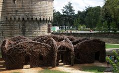 Des "cabanes" dans les douves du château.