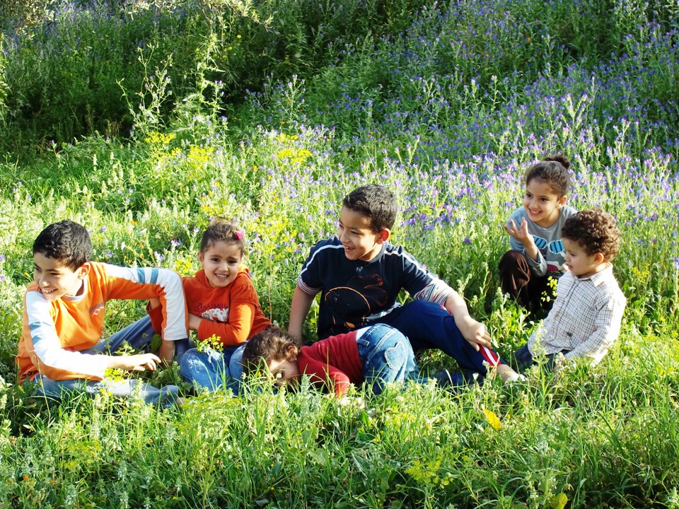 des enfants en plein nature