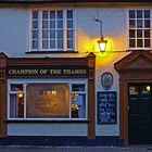 Des lanternes devant un pub de Cambridge