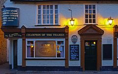 Des lanternes devant un pub de Cambridge