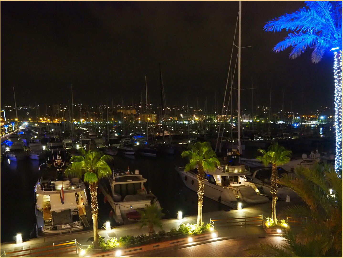 Des lumières sur le port de Dénia