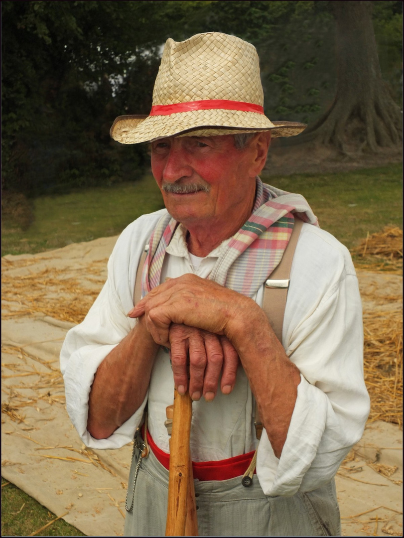 Des mains qui ont beaucoup travaillé la terre.