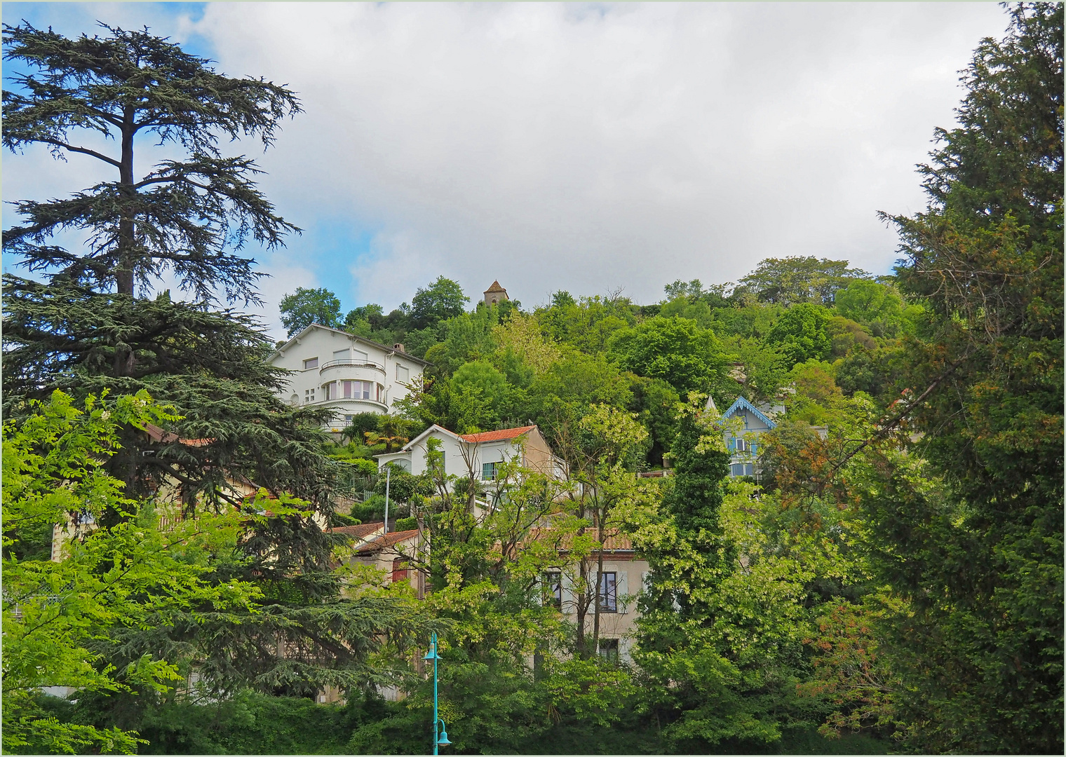 Des maisons d’Agen dans la verdure     