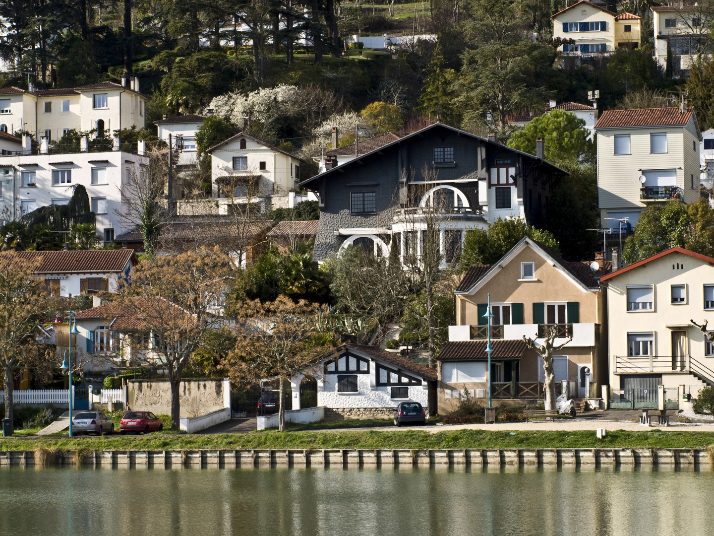 Des maisons de la colline de L’Ermitage près du port fluvial d’Agen