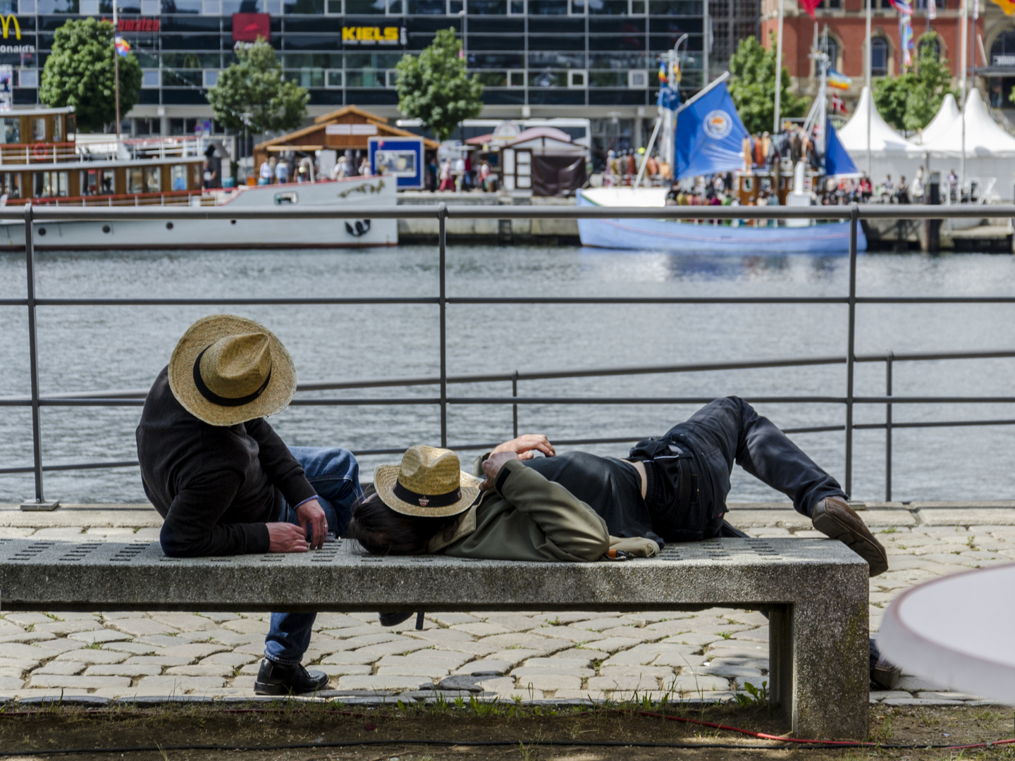 Des mittags lasst die Arbeit ruh'n und freut Euch auf den afternoon