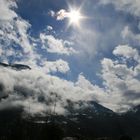 Des nuages en bas de la montagne ensoleillée