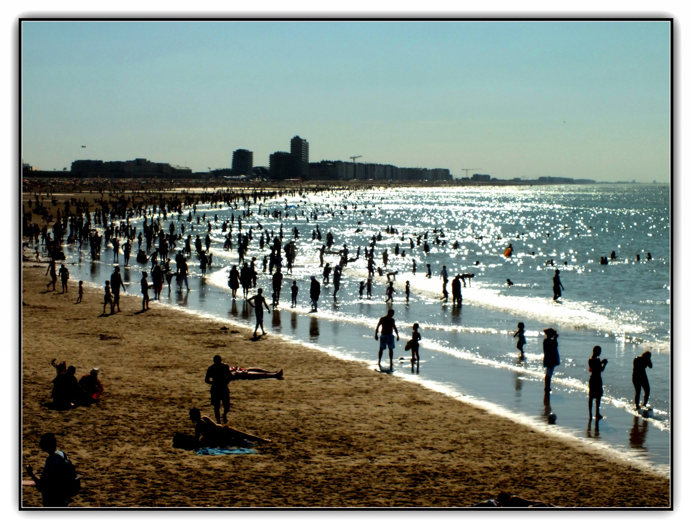 Des ombres se promènent sur le sable.