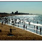 Des ombres se promènent sur le sable.