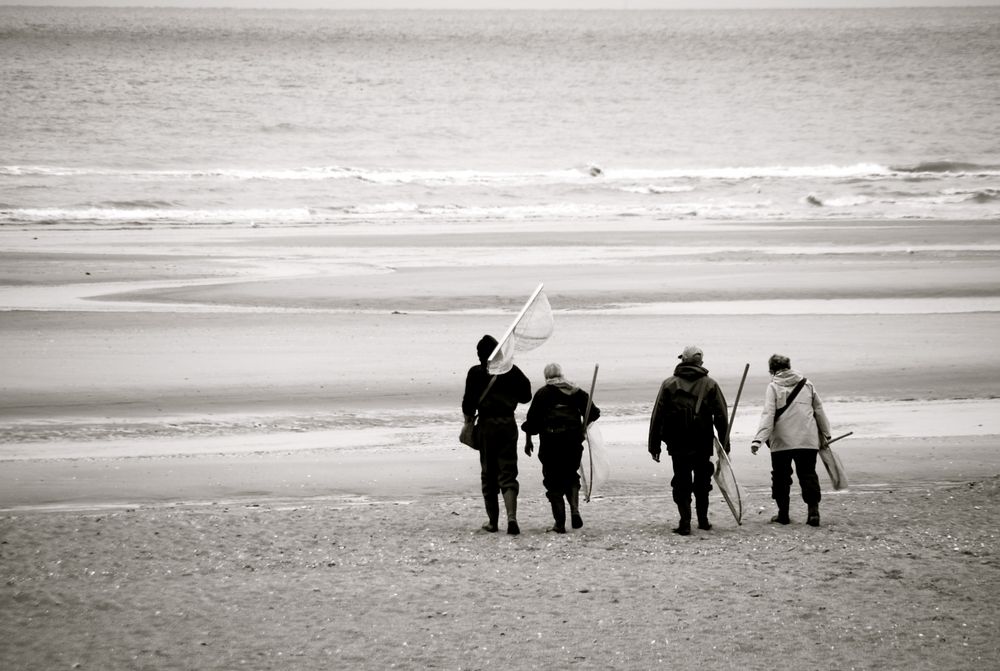 Des pêcheurs en épuisette