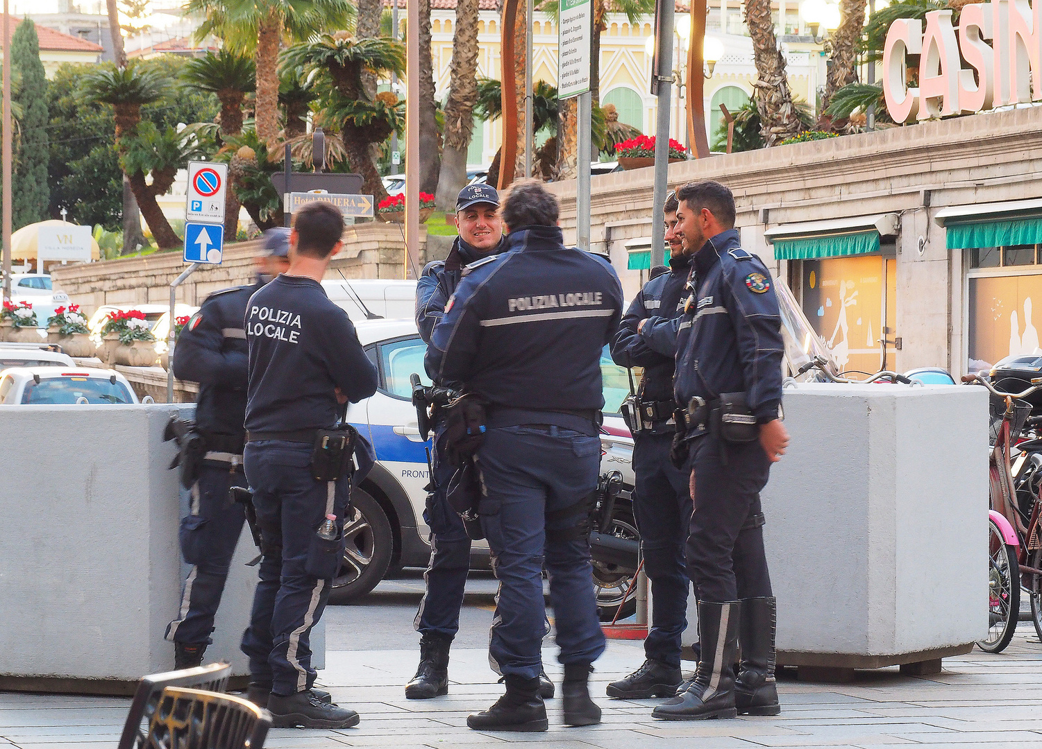 Des policiers souriants  	