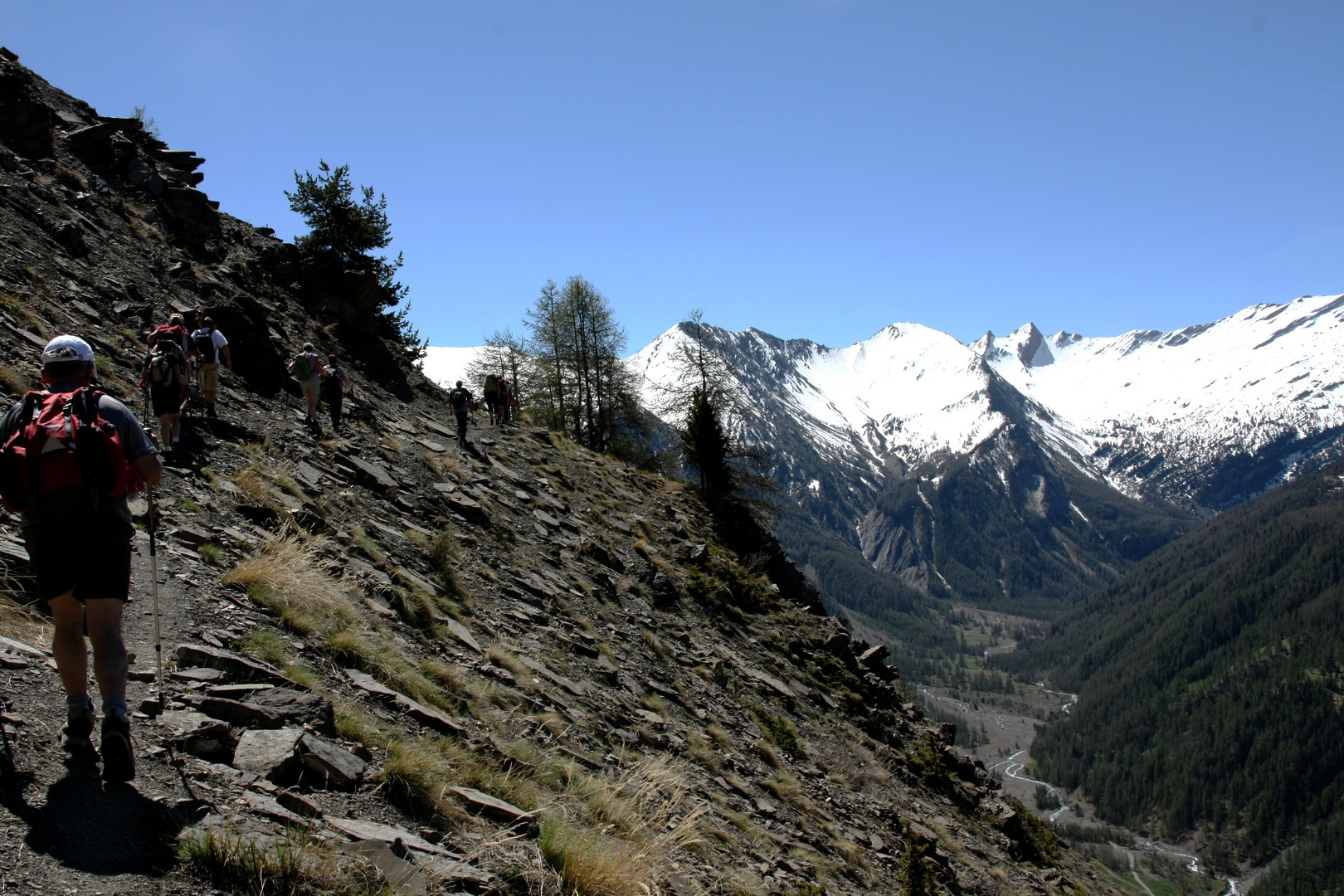 Des randonneurs Cht'is au-dessus de la vallé de l'Ubaye.