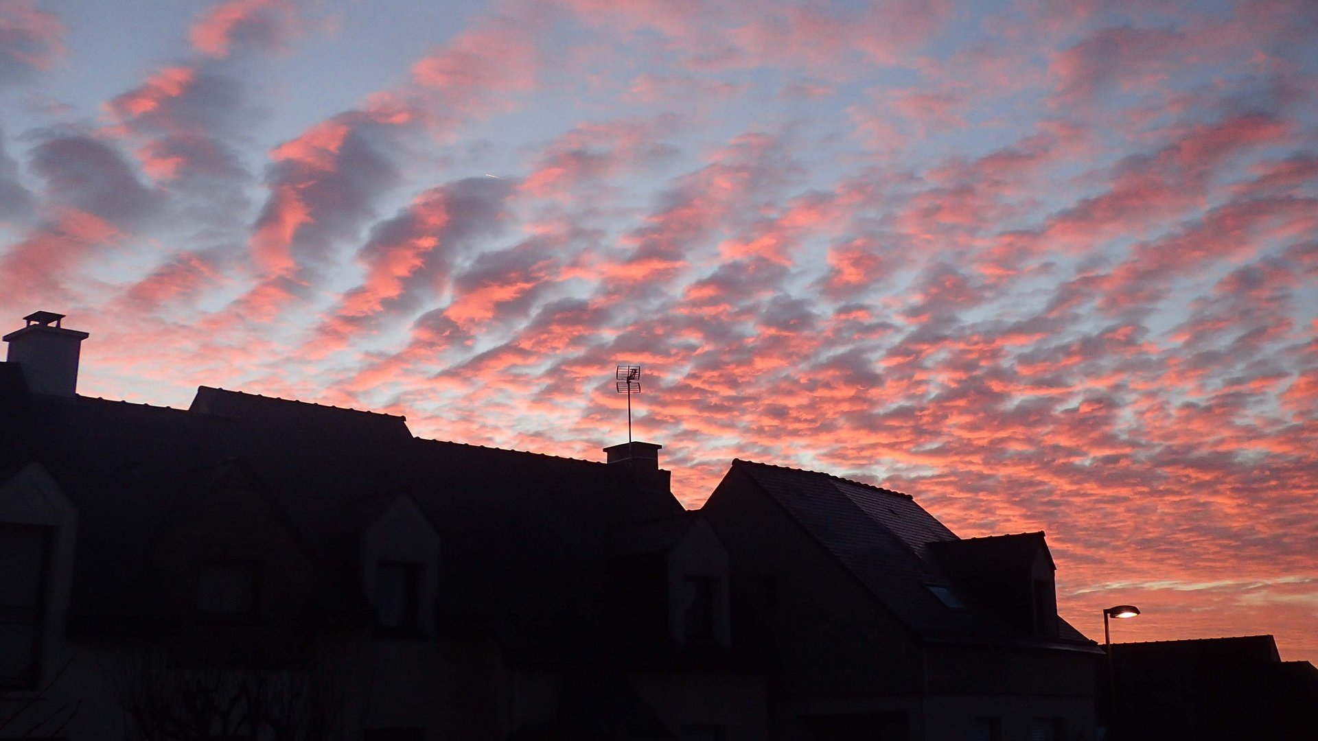 des rides roses sur le sable du ciel à l'aurore