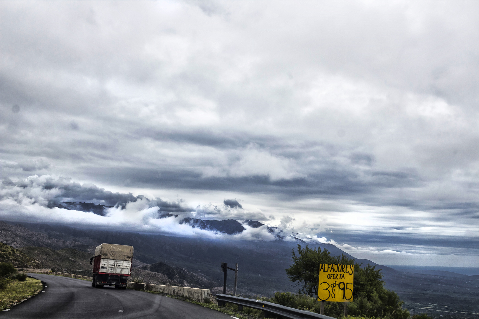 Desde el auto, cruce de las altas cumbre III